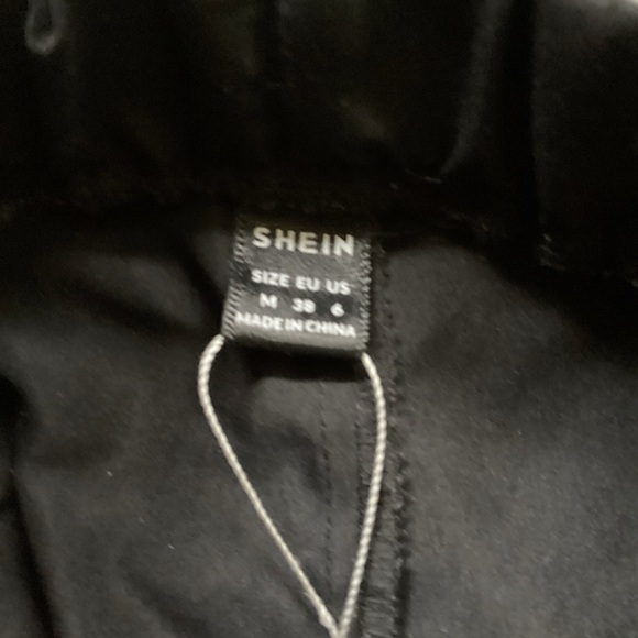Black Shein Cargo Pants. SOLDโผ๏ธโผ๏ธ - Picture 3 of 4